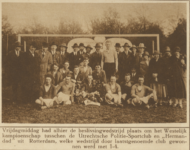 870508 Groepsportret van de voetballers van Utrechtsche Politie-Sportclub en de 'Hermandad' uit Rotterdam, bij de ...